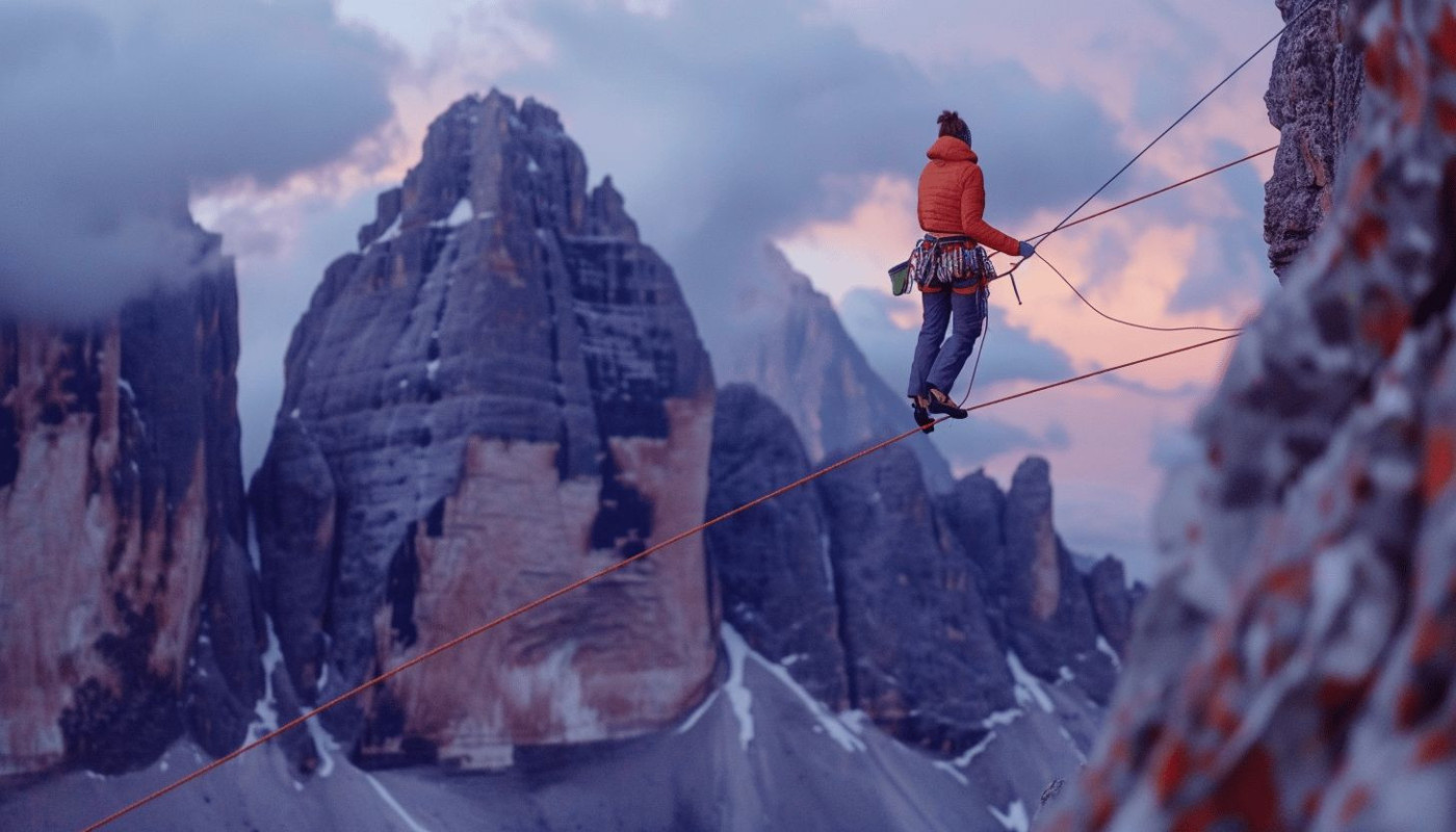 Le highline entre montagnes initiation aux marches en altitude sur sangle